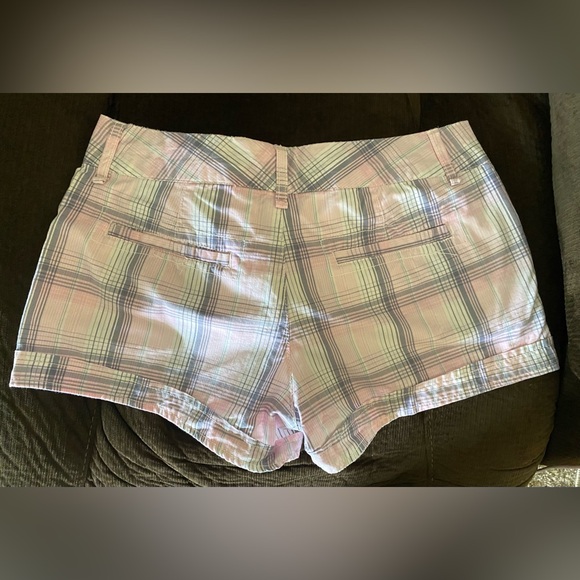 Maurice’s pink and white plaid shorts - Picture 2 of 3